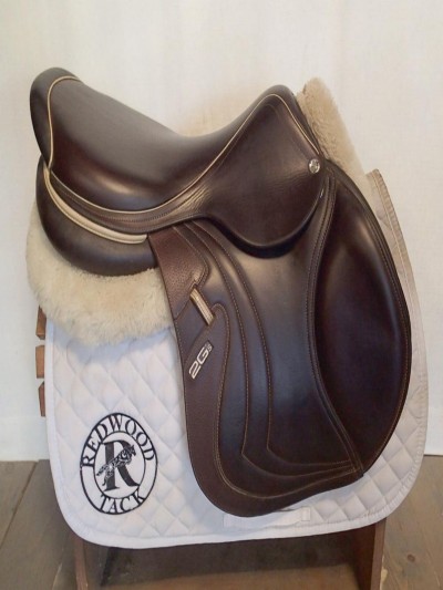 Selle de dressage en cuir
